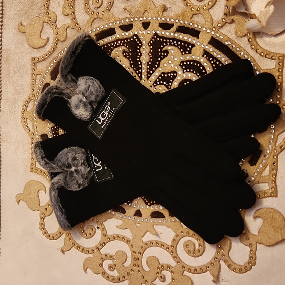 UGG Accessories - NEW UGG GLOVES